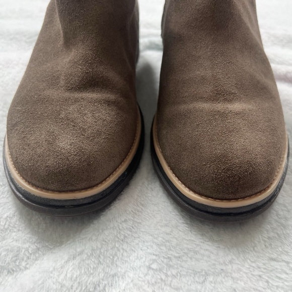 Clarks Sharon Suede Brown Tan Ankle Wedge Boots Almond Toe Women’s Sz 6 Booties - Picture 5 of 7